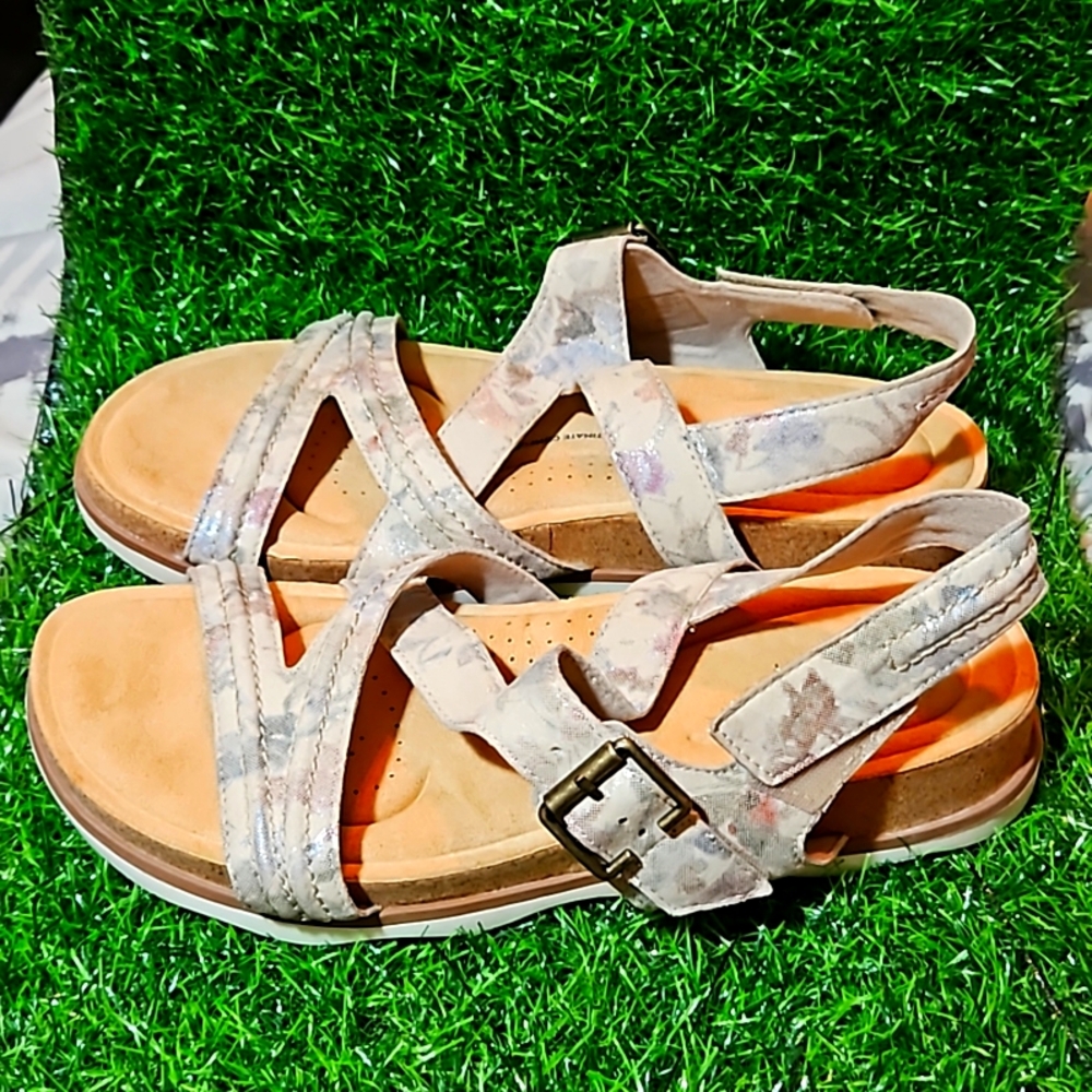 Clarks Brynn Ave Sand Floral Sandal Women's size 9.5w